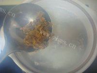 美味早餐咸骨菜干粥做法图解9)