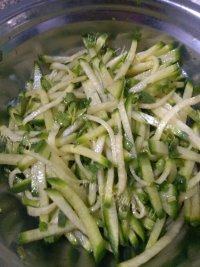 诱人的凉拌萝卜