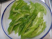 牛肉炒苦瓜做法图解2)