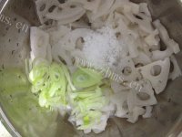 咸甜适中的凉拌藕片做法图解8)