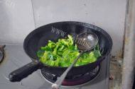 易做的青椒炒肉做法图解7)