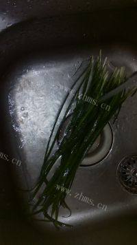 色香味俱全的韭菜鸡蛋片儿面做法图解1)