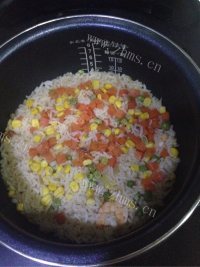 鲜美的什锦虾仁煲仔饭做法图解7)