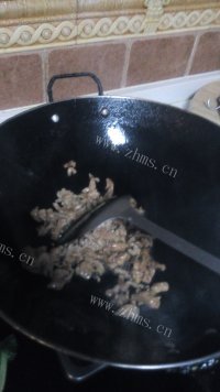 纯天然辣椒炒土猪肉做法图解3)