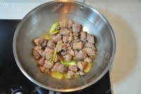 美味的蘑菇烧牛腩做法图解4)