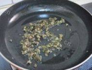 热腾腾的干煸四季豆做法图解3)