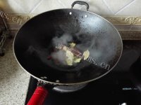 回味无穷的牛腩炖魔芋做法图解7)