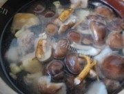 鲜嫩可口人参香菇大补鸡做法图解4)