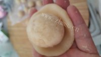 自制广式莲蓉蛋黄月饼做法图解10)
