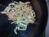 在家做的芹菜炒豆皮做法图解5)