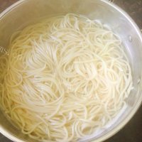 美味的茄酱意粉做法图解3)