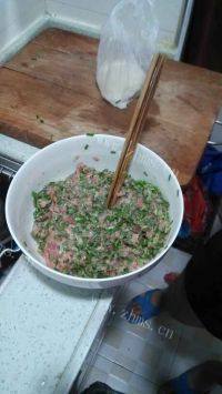 香嫩爽滑的韭菜煎饺做法图解3)