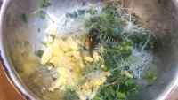 美味的菠菜粉丝鸡蛋蒸饺做法图解7)