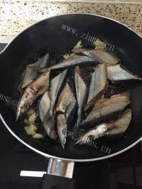 好吃的豆豉煎秋刀鱼做法图解2)