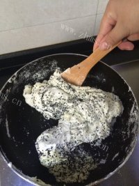 香甜可口的黑芝麻牛轧糖做法图解4)