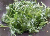 家常菜茼蒿炒肉丝做法图解3)