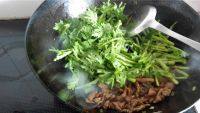 家常菜茼蒿炒肉丝做法图解5)