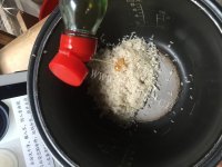 色香味俱全的皮蛋瘦肉粥做法图解5)