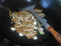 清爽的芹菜炒豆干做法图解7)