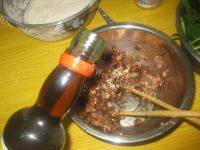 诱人的韭菜猪肉馅饼做法图解5)