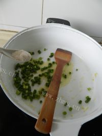 美味的萝卜干炒饭做法图解4)