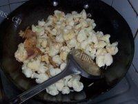 家常菜肉片炒菜花做法图解8)