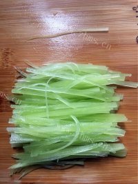 家常菜炒莴笋丝做法图解4)