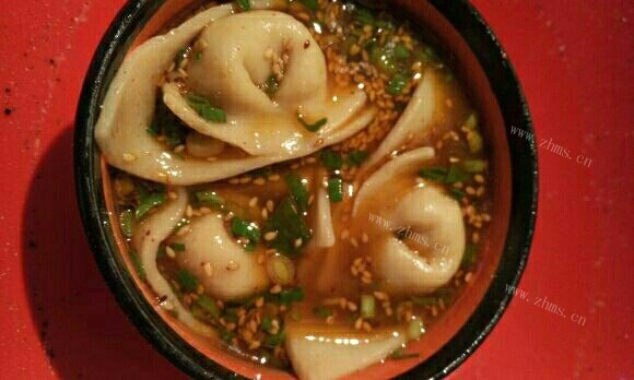 色泽鲜亮的红油抄手