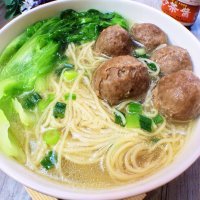 美味的牛肉丸汤面