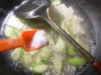 鲜美的咸瘦肉丝瓜豆腐汤的做法图解八