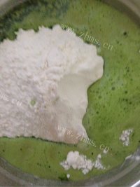 香喷喷的菜汁肉包做法图解2)