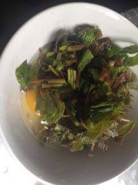 家常菜香椿芽炒鸡蛋做法图解3)