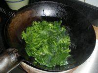 美味的菠菜粉丝汤做法图解9)