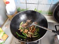 香飘十里的蒜苗炒五花肉做法图解10)