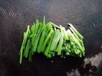 家常核桃枸杞炒韭菜做法图解2)