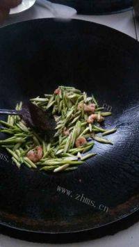 家常菜芦笋炒虾做法图解4)