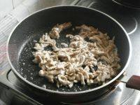 绿豆芽豆腐干炒肉丝做法图解6)