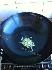 常吃不腻的西兰花炒虾仁做法图解4)
