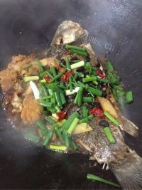 色泽鲜亮的红烧鲫鱼做法图解6)
