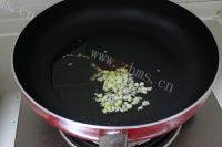 家常菜荷兰豆炒腊肠做法图解5)