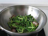 家常菜腊肉炒蒜薹做法图解5)