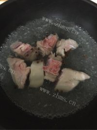 美味的猪蹄花生汤做法图解5)
