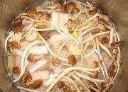 家常茶树菇排骨汤做法图解2)