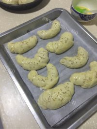 美味的酸奶蜂蜜牛角包做法图解7)