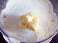 美味的香蕉奶昔做法图解3)