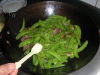 家常菜腊肉荷兰豆做法图解10)