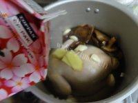 香菇蒜头鸡汤做法图解6)