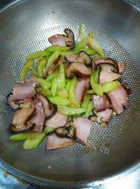 家常菜西芹炒腊肉做法图解5)