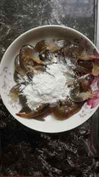 美味的茄汁大虾做法图解3)