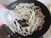 美味的泡椒凉薯炒肉丝做法图解5)